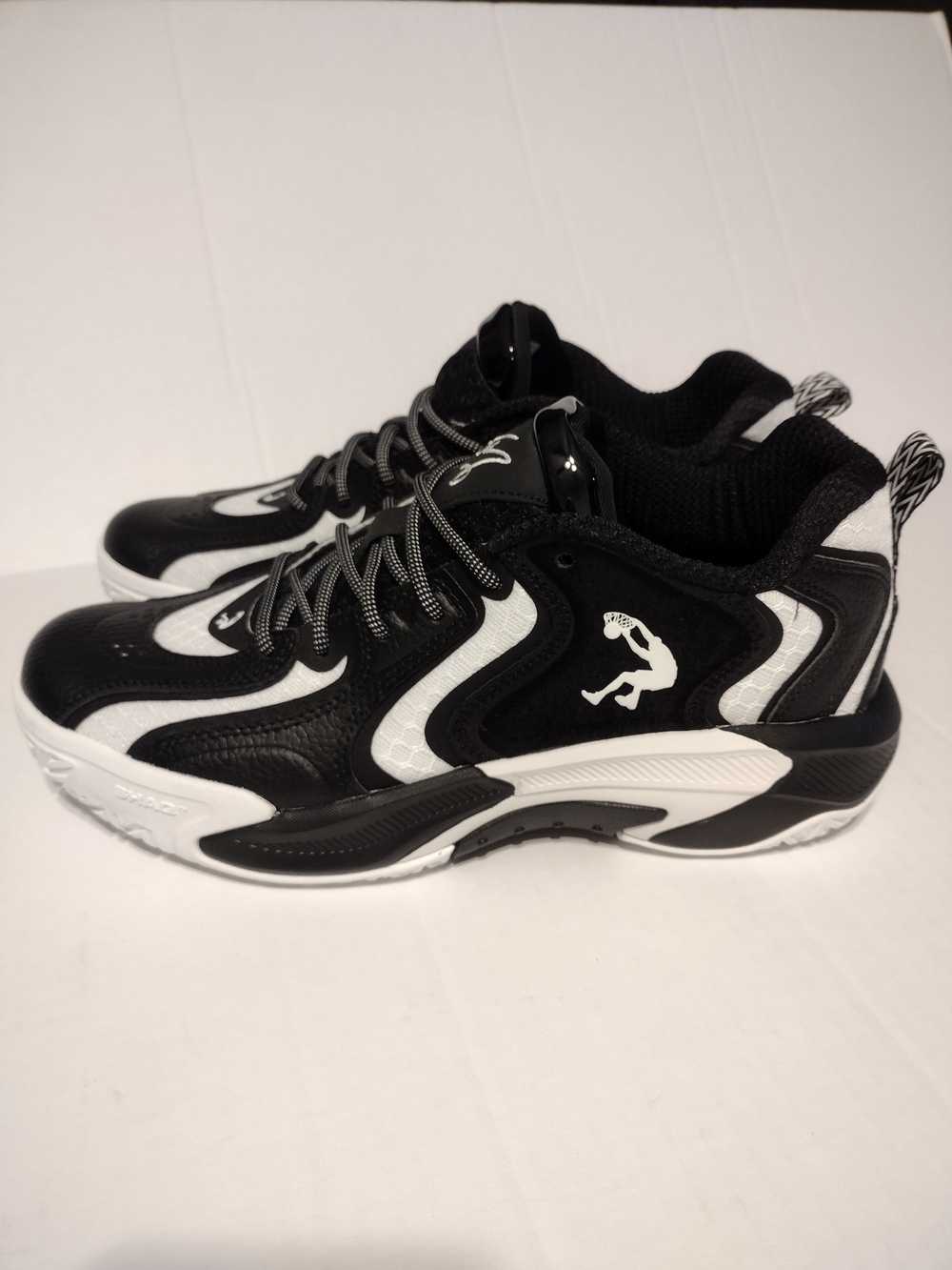 Men's Black & White Athletic Sneakers Shaq Size 10